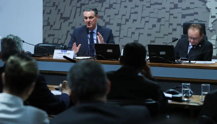 Ministro da Agricultura anuncia que foco de gripe aviária está contido 